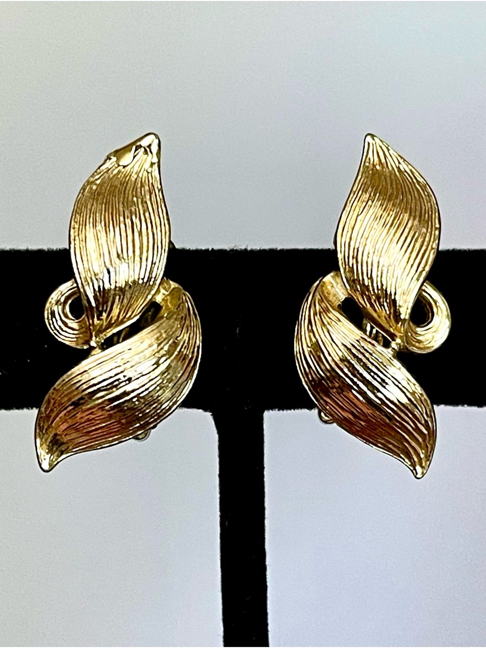Lisner Vintage 1960s Sculptural Leaf Gold Clip Earrings Mid Century Modern Retro
